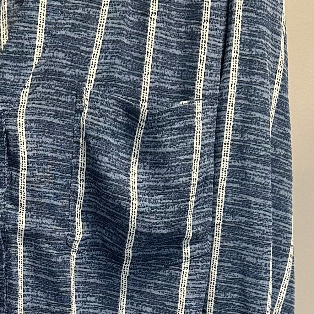 NO BRAND SHOWN size MEDIUM Blue and White Relaxed Blouse with Mandarin Collar - Picture 4 of 5